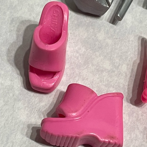 9 fancy Barbie & fashion doll heels & slippers excellent condition - Picture 2 of 10